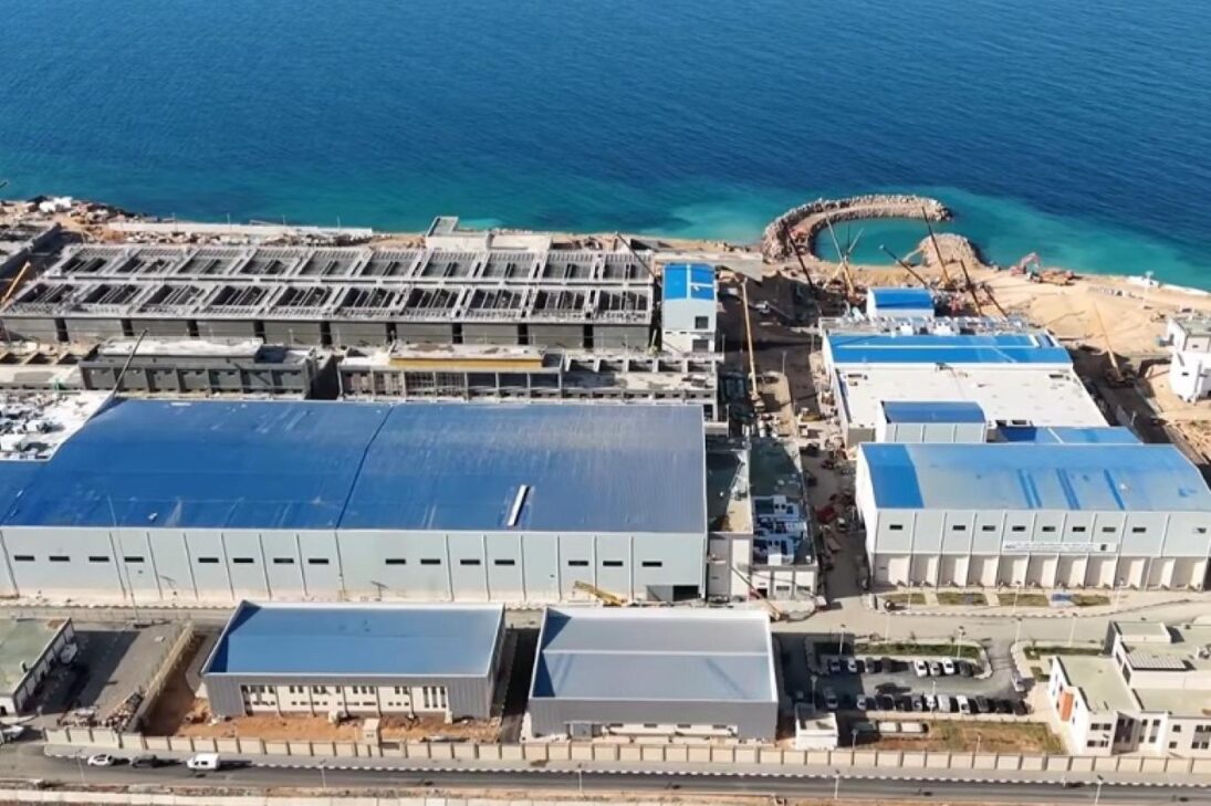 محطة تحلية مياه البحر "الرأس الأبيض" (Cap Blanc) الواقعة ببلدية عين الكرمة في وهران