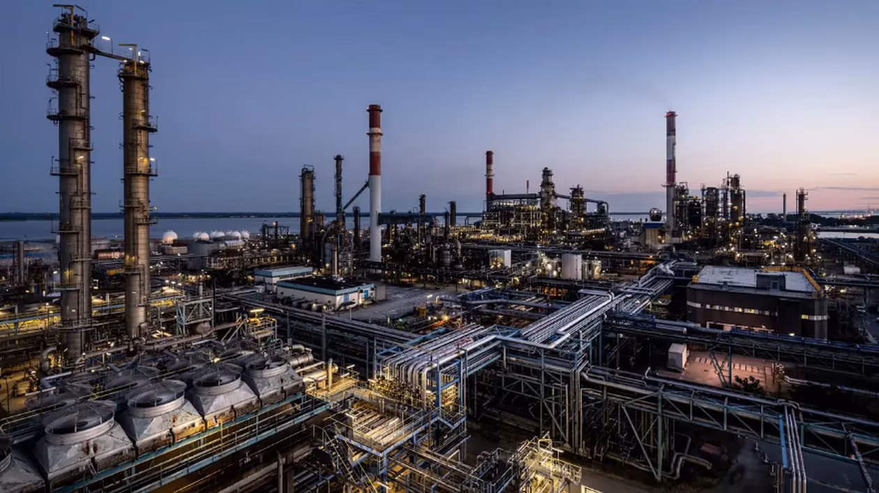 مجمع صناعي ضخم لتكرير النفط والغاز